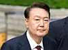 Former President Yoon Suk Yeol leaves the Seoul Central District Court in Seocho District, southern Seoul, on May 12 after attending the third hearing of his trial on insurrection charges. [JOINT PRESS CORPS]