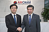 Trade Minister Yeo Han-koo, left, shakes hands with James Kim, CEO and chairman of the American Chamber of Commerce in Korea (Amcham), right, at Amcham's headquarters in western Seoul on Aug. 8. [NEWS1[