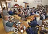 Students have tea and talk with Monk Dukje at Gucheungam on Dec. 2. [PARK SANG-MOON]