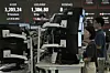 Currency traders watch monitors near a screen showing the Kospi, top left, and the foreign exchange rate between the dollar and Korean won at the foreign exchange room of the Hana Bank headquarters in Seoul on Aug. 7. [AP/YONHAP]