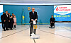 Kazakh President Kassym-Jomart Tokayev casts his vote during a referendum on the construction of a nuclear power plant, at a polling station in Astana on Sunday. [REUTERS/YONHAP]