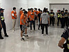 Local authorities escort a Korean fugitive at Ninoy Aquino International Airport in Manila, the Philippines, for repatriation to Korea on Sept. 3. [NATIONAL POLICE AGENCY]