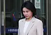 Kim Hye-kyung, wife of Democratic Party presidential candidate Lee Jae-myung, leaves the Suwon High Court in Yeongtong District, Suwon, Gyeonggi, on May 12 after attending an appeals court hearing on charges of violating the Public Official Election Act. She was previously fined in the first trial. [YONHAP]