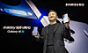 Samsung Electronics President Roh Tae-moon holds up Galaxy S25 Series phones during the Galaxy Unpacked 2025 event at SAP Center in San Jose, California on Jan. 22, 2025. [SAMSUNG ELECTRONICS]