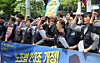Members of the Korean Confederation of Trade Unions’ public transport workers’ and metal workers’ unions, including indirectly employed and subcontracted workers, chant slogans in front of the Seoul Regional Employment and Labor Office in central Seoul on May 14. The union members called for the passage of the “Yellow Envelope Bill” that revises Articles 2 and 3 of the Trade Union and Labor Relations Adjustment Act and for negotiations with parent companies. [YONHAP]