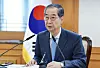Acting President and Prime Minister Han Duck-soo speaks during a meeting at the Government Complex Seoul in Jongno District, central Seoul, on April 21. [YONHAP]