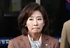 Rep. Na Kyung-won of the People Power Party leaves the Seoul Southern District Court in western Seoul, after a ruling in her trial for obstruction and violations of the National Assembly Act on Nov. 20. [YONHAP]