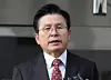 Former Prime Minister Hwang Kyo-ahn leaves the Seoul Southern District Court in western Seoul after a ruling in his trial for obstruction and violations of the National Assembly Act on Nov. 20. [NEWS1]