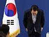 President Yoon Suk Yeol takes a bow to the public at the Yongsan presidential office in central Seoul, on Nov. 7. [YONHAP]