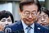 Lee Jae-myung, the liberal Democratic Party leader, leaves the Seoul Central District Court in Seocho District, southern Seoul, after attending his first trial on an election law violation case on Friday. The court handed Lee a one-year prison sentence, suspended for two years. [CHOI GI-UNG]