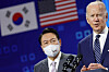 Korean President Yoon Suk Yeol looks on as U.S. President Joe Biden delivers remarks during a visit to a semiconductor factory at the Samsung Electronics Pyeongtaek Campus in Pyeongtaek, Korea, May 20, 2022. [REUTERS/YONHAP]