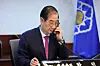 Acting President Han Duck-soo on a phone call with U.S. President Donald Trump on April 8 [PRIME MINISTER'S SECRETARIAT]