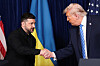 U.S. President Donald Trump and Ukrainian President Volodymyr Zelensky shake hands during a press conference after their lunch meeting at Trump’s Mar-a-Lago club, in Palm Beach, Florida, Dec. 28. [REUTERS/YONHAP]