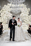 Actors Kim Woo-bin, left, and Shin Min-a tie the knot at the Shilla Hotel in Jung District, central Seoul, on Dec. 20. [AM ENTERTAINMENT]