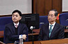 Former Prime Minister Han Duck-soo, right, accused of playing a key role in an insurrection, attends his first trial verdict hearing at the Seoul Central District Court in Seocho District, southern Seoul, on Jan. 21. [SEOUL CENTRAL DISTRICT COURT]