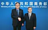 Trade Minister Cheong In-kyo, left, shakes hands with Wang Shouwen, China's international trade representative, in Beijing. [MINISTRY OF TRADE, INDUSTRY AND ENERGY]