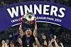 Paris Saint-Germain manager Luis Enrique lifts the Champions League trophy after winning the tournament at the Allianz Arena in Munich, Germany on May 31. [AFP/YONHAP]
