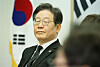 Democratic Party leader Lee Jae-myung attends a party's Supreme Council meeting in Daejeon on March 28. [YONHAP]