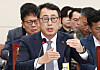 Ryu Young-sang, chief executive officer of SK Telecom, answers questions from lawmakers at a meeting at the National Assembly in Yeouido, western Seoul, on April 30. [NEWS1]