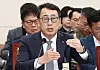 Ryu Young-sang, chief executive officer of SK Telecom, answers questions from lawmakers at a meeting at the National Assembly in Yeouido, western Seoul, on April 30. [NEWS1]