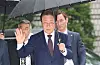 Democratic Party presidential front-runner Lee Jae-myung waves to supporters in front of Seoul Central District Court in Seocho District, western Seoul, on April 22. [NEWS1]