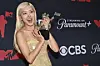 Rose poses with the Song of the Year award for ″APT.″ (2024) during the MTV Video Music Awards on Sept. 7 at UBS Arena in Elmont, N.Y. [AP/YONHAP]