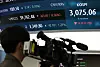 Digital signage in a trading room at a Hana Bank branch in central Seoul shows the Kospi and Nikkei Stock Average on July 2. [YONHAP]