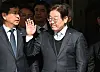 Lee Jae-myung, then-leader of the Democratic Party, greets his supporters after attending an appellate court hearing at the Seoul High Court in Seocho District in southern Seoul on March 26. He was acquitted in the second trial on charges of violating the Public Official Election Act. [NEWS1]