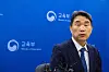 Education Minister Lee Ju-ho speaks at a press briefing at the central government complex in central Seoul on Tuesday, stressing that his ministry will not penalize teachers who went on leave on Monday to mourn the death of a young teacher who took her own life. [YONHAP]