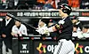 Park Dong-won of the LG Twins watches his two-run home run against the Hanwha Eagles during Game 4 of the Korean Series at Daejeon Hanwha Life Ballpark in Daejeon on Oct. 30. [YONHAP]