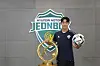 Song Min-kyu poses with the K League 1 trophy. [JEONBUK HYUNDAI MOTORS]