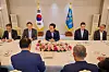 President Lee Jae Myung, center, holds a meeting with the heads of major business conglomerates at the presidential office in Seoul on Aug. 19. [YONHAP]