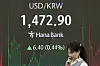A screen in Hana Bank's trading room in central Seoul shows the won's value against the greenback on March 31. The won was trading at 1,472.9 won against the greenback at 3:30 p.m., up 6.4 won from the previous session. [NEWS1]