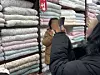 A shopper video calls an acquaintance while buying blankets at Gwangjang Market in Jongno District, central Seoul, on Dec. 22. [KWAK JOO-YOUNG]