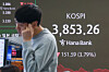 A screen in Hana Bank's trading room in central Seoul shows the Kospi closing at 3,853.26 points on Nov. 21, down 151.59 points, or 3.79 percent, from the previous trading session. [NEWS1]