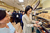 First lady Kim Hea Kyung, right, visits a side dish shop in Koreatown in New York on Sept. 23. [JOINT PRESS CORPS]