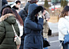People wearing coats walk through the Gwanghwamun intersection in Jongno District, central Seoul, on Jan. 28. [NEWS1]