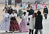 Tourists in hanbok, or Korean traditional dress, visit Gyeongbok Palace in Jongno District, central Seoul, on Sunday afternoon. [YONHAP]