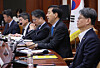 This file photo, taken Oct. 31, shows Finance Minister Koo Yun-cheol, second from right, presiding over a supply chain stabilization meeting at the government complex in Seoul. [YONHAP]