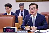 Oceans minister nominee Chun Jae-soo speaks during a parliamentary confirmation hearing at the National Assembly in western Seoul on July 14. [YONHAP]