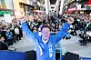 Lee Jae-myung, presidential candidate of the Democratic Party, poses for photos during a campaign rally at a venue in Daejeon on May 12. [JOONGANG ILBO]
