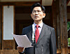 People Power Party presidential candidate Kim Moon-soo speaks on current issues after touring the birthplace of former First Lady Yuk Young-soo in Okcheon, North Chungcheong on May 25. [JOONGANG ILBO]
