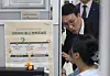 Prime Minister Kim Min-seok talks with a consultant at the Korea Foundation for Suicide Prevention office in Jung District, central Seoul, on Sept. 12. The government held a strategy meeting for suicide prevention on the same day. [NEWS1]