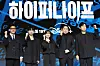 The director and cast of Disney+'s upcoming thriller series ″Hyper Knife″ pose for photos during a press conference held on March 17 at the Conrad Seoul hotel in Yeouido, western Seoul. From left are director Kim Jung-hyun and actors Yoon Chan-young, Park Eun-bin, Sul Kyung-gu and Park Byung-eun. [NEWS1]