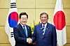 President Lee Jae Myung, left, and Japanese Prime Minister Shigeru Ishiba shake hands after their joint press briefing on the results of their bilateral summit at the prime minister's official residence in Tokyo on Aug. 23. [JOINT PRESS CORPS]