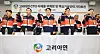 Korea Zinc Chief Technical Officer and Vice Chairman Lee Je-joong, center, chants along with key engineers of the zinc smelter, during a press conference held at Korea Zinc's headquarters in central Seoul on Sept. 24. [NEWS1]
