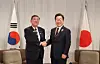 South Korean President Lee Jae Myung, right, shakes hands with Japanese Prime Minister Shigeru Ishiba on the sidelines of the Group of 7 summit in Kananaskis, Canada, on June 17. [YONHAP]