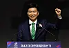 Ryu Seung-min celebrates his victory in the election for president of the Korean Sport & Olympic Committee at the Olympic Hall in southern Seoul on Jan. 14. [YONHAP]