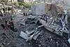 Palestinians inspect the site of an Israeli strike on a house, in Jabalia, in the northern Gaza Strip on May 14. [REUTERS/YONHAP]