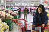 Customers shop for items at a supermarket in Seoul on April 13. [YONHAP]